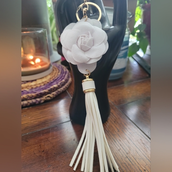 Elegant White Floral Tassel Keychain - Picture 3 of 4